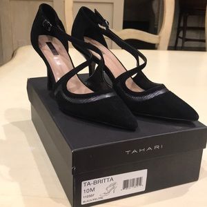 New Tahari Britta Pumps